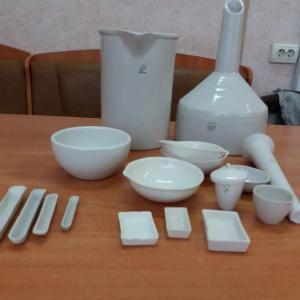 Assortimentdagi laboratoriya idishlari