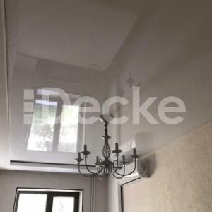 Yotoq xonasida cho'zilgan ship