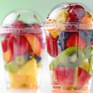 Kokteyllar, kokteyllar, ichimliklar uchun gumbazli stakanlar (shaker)