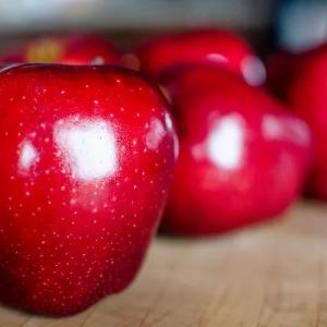 Яблоко красное