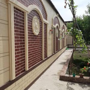 Travertin va tsokol qism o'rnatish