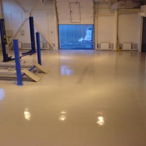 O'z-o'zidan tekislanadigan pollar (epoksi, poliuretan, polimer)