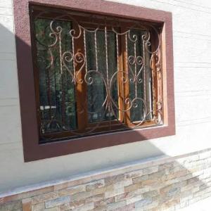 Laminatsiyalangan PVX derazalar