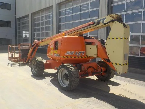 Коленчатый самоходный подъемник JLG 600 AJ