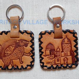 Qo'lda ishlangan charm kalitchalar.