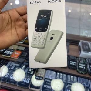Смартфон Nokia 8210 4G