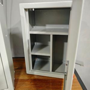 Металлический шкаф для аптечки