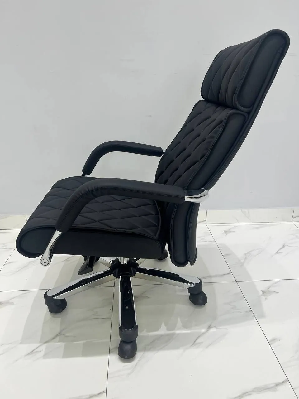 Menejer Diamond uchun ofis kafedrasi