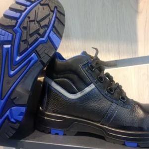 Yopiq qopqoqli etiklar (aks ettiruvchi element bilan)