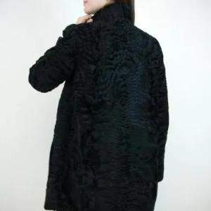 Qorako'l mo'ynali palto "CLAIRE"