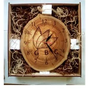 Kesilgan daraxtdagi soatlar va rasmlar