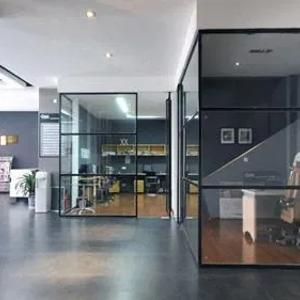 Yong'inga chidamli (yong'inga qarshi) vitrajlar olovning poldan polga va binoning qo'shni qismlariga tarqalishining oldini olish uchun mo'ljallangan.