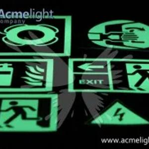 Светящиеся в темноте знаки безопасности и планы эвакуации