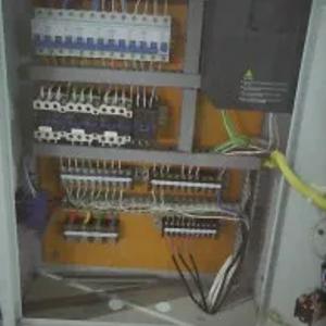 Chastotani o'zgartirgichga asoslangan suv osti (chuqur) nasos uchun boshqaruv stantsiyasi.