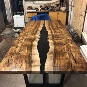 Эпоксидный стол из дерева