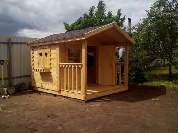 Будка в виде домика, отличное решение