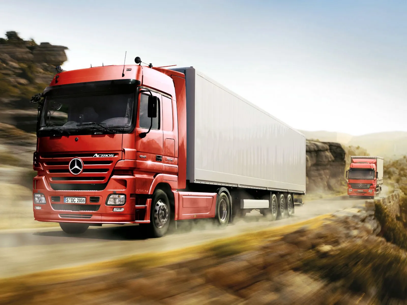 Avtomobil transportida yuk tashish