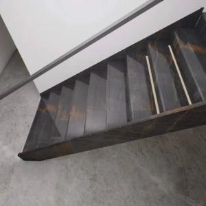 Qora tabiiy marmar cho'l manzarasi