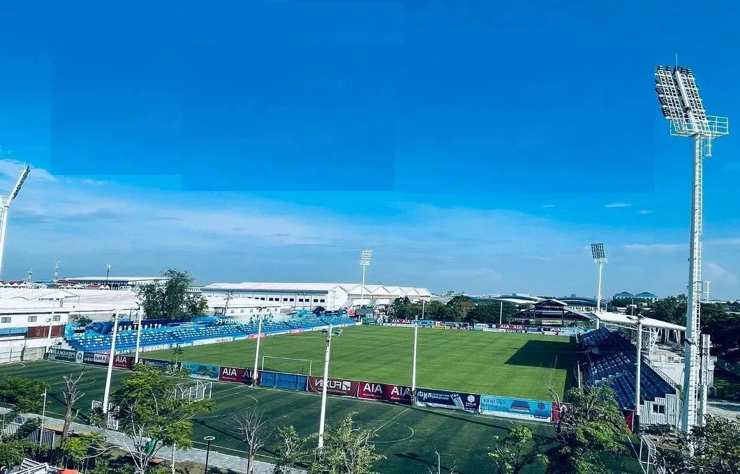 Stadionlar, futbol maydonlari, sport maydonchalari uchun yoritish ustunlari