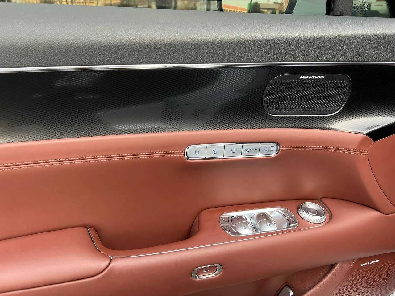 Электромобиль Genesis G90 2022