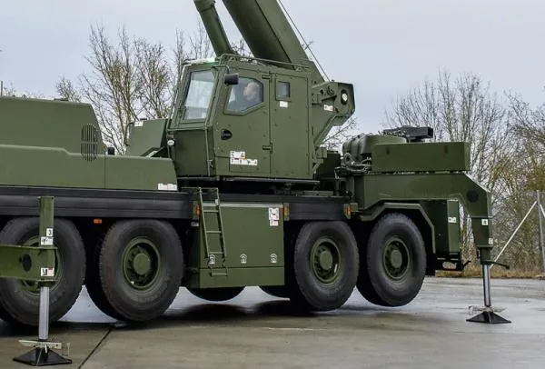 LIEBHERR harbiy krani
