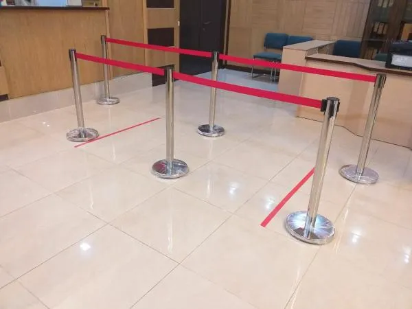 Qaytib olinadigan lenta bilan metall to'siqlar
