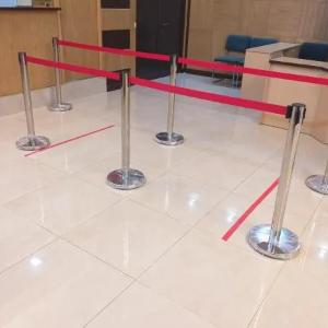 Qaytib olinadigan lenta bilan metall to'siqlar