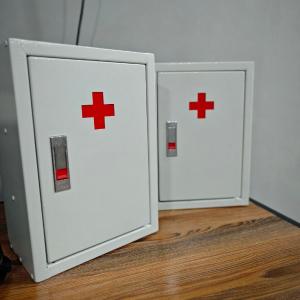Birinchi yordam to'plami uchun metall shkaf