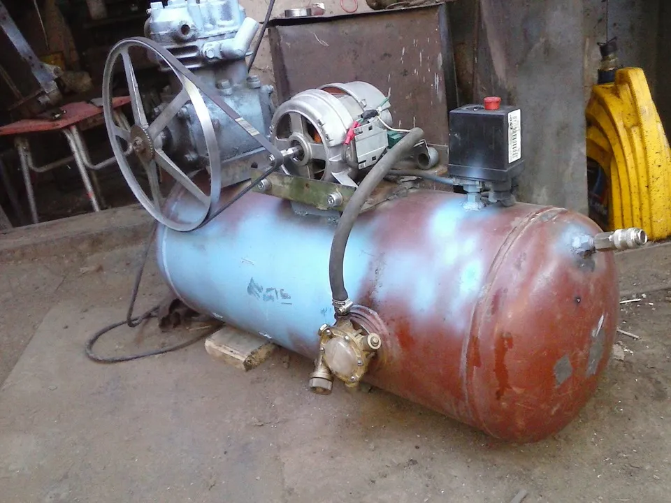 Garaj kompressorining quvvati 0,15 m3 / min Rish = 8 kg / sm2 qabul qiluvchi hajmi 70 l