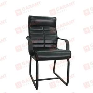 Офисное кресло на металлическом каркасе