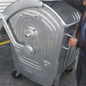 Металлический мусорный бак