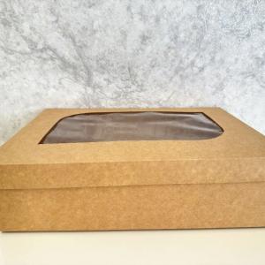 Белая и крафтовая картонная коробка с окошкой