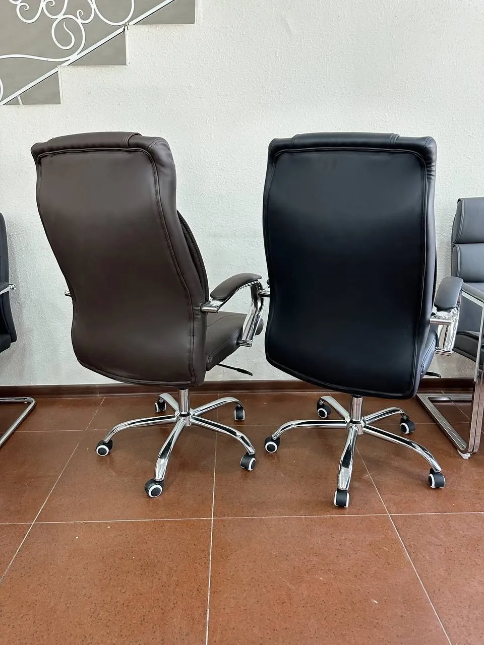 Menejer uchun ofis kafedrasi 1124