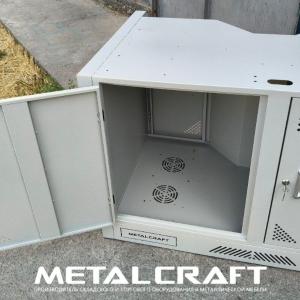 Texnik bo'limlari bo'lgan boshqaruv stolining metall ramkasi