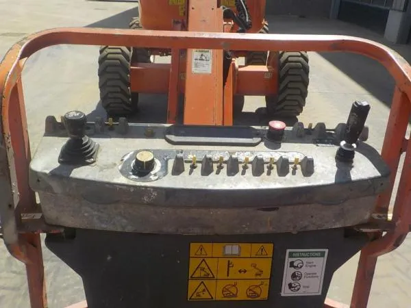Коленчатый самоходный подъемник JLG 600 AJ
