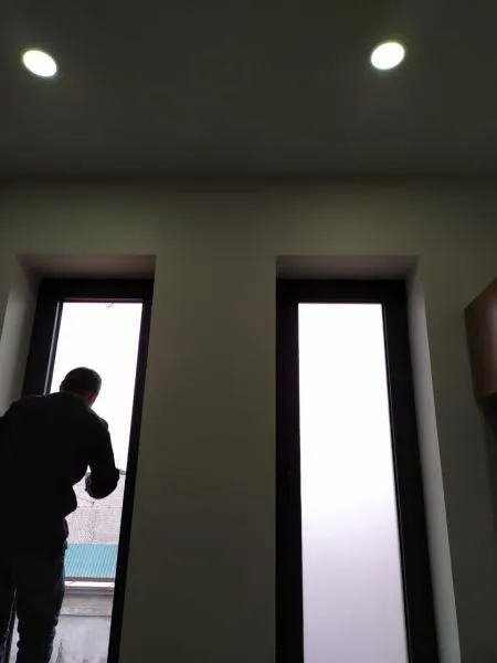 Vitrajlar/derazalarga mat plyonka (tuman) yopishtirish. So'nggi daqiqali buyurtmalar