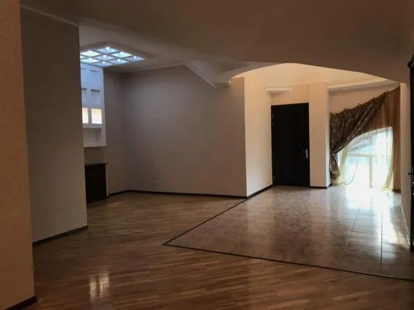Продаётся евро офис в центре Ташкента. 4 уровня, 876 кв.м.