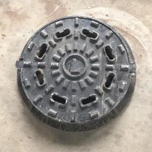 Tekshirish qudug'i ustidagi kanalizatsiya lyuk