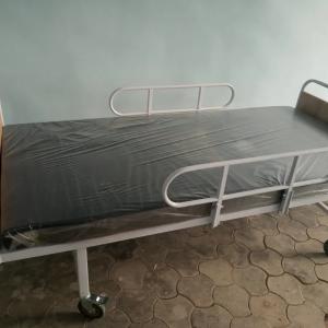 Медицинская кровать с регулируемыми бортами на колесах