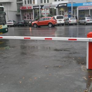 Шлагбаумы, лежачие полицейские, парковочная система