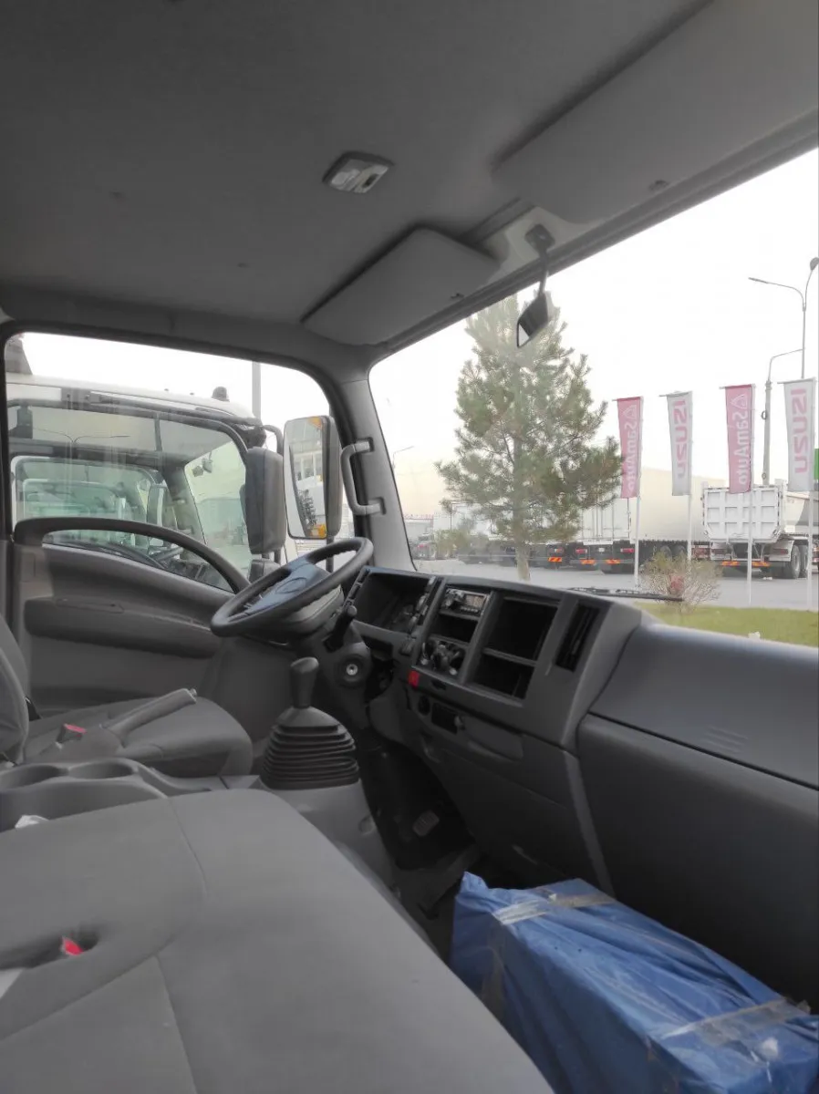 Van ISUZU NPR 82L