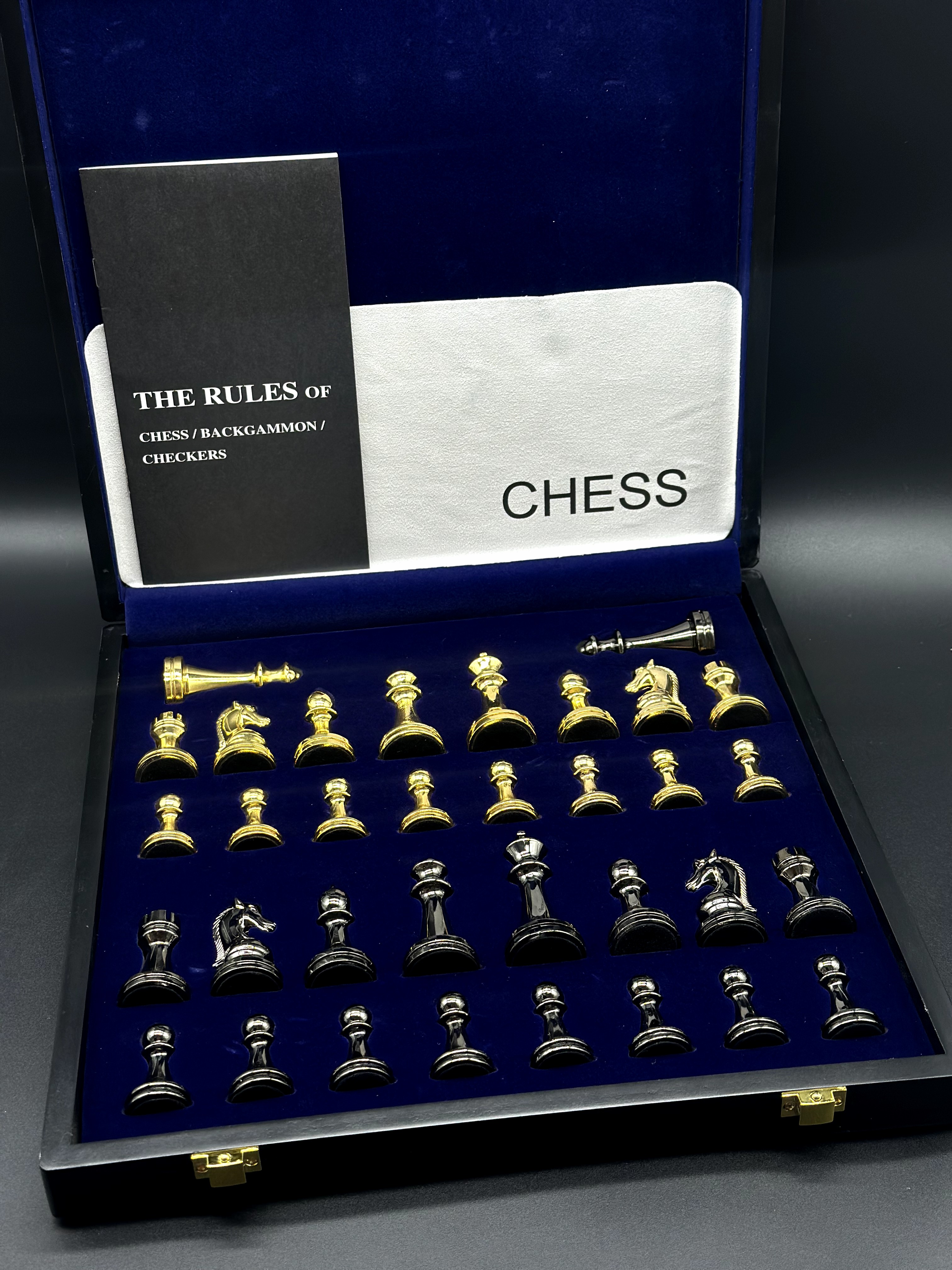 Шахматы с металлическими фигурами CHESS