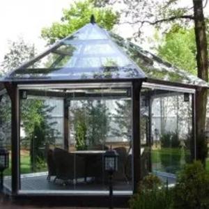 Gazebos, yog'och, metall va boshqa materiallardan yasalgan kanoplar.