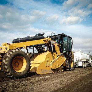 Машина для регенерации и стабилизации дорог CAT [RM400]