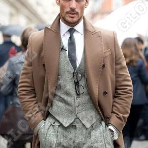 Uch qismli erkaklar kostyumi: ko'ylagi, yelek, shim