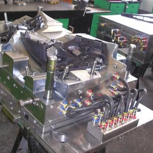 Avtomobil bamperlari uchun qolipni bosing