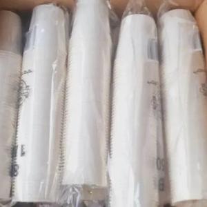 Oq rangli bir martalik qogʻoz stakanlar