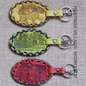 Qo'lda ishlangan charm kalitchalar.