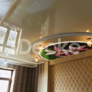 Yotoq xonasida cho'zilgan ship