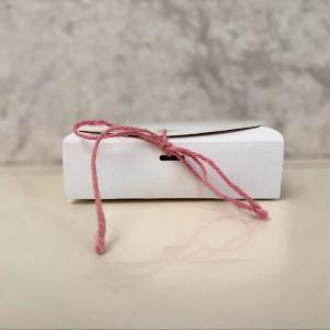 Oq va jigar rangli karton quti